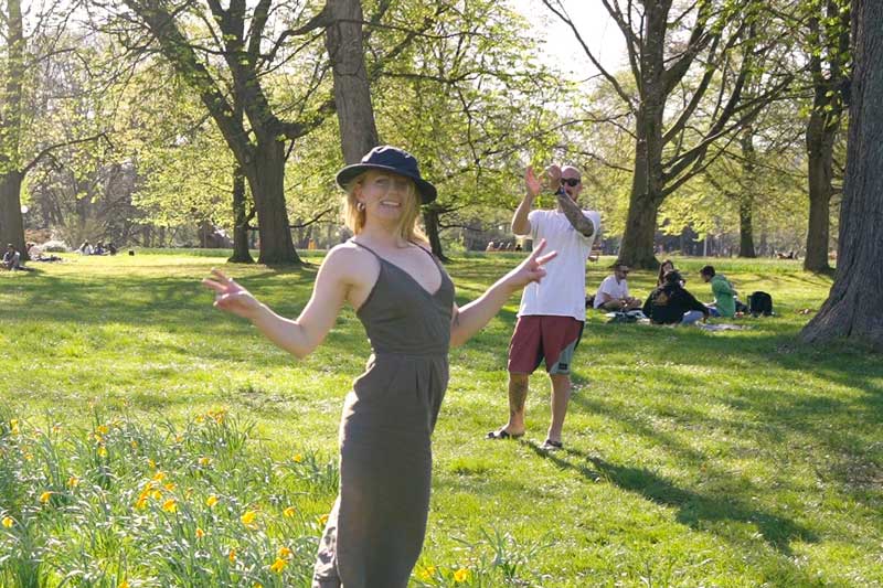 Women catching Capsbee